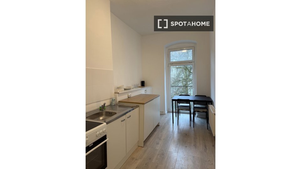 Room, Schnellerstraße, Berlin