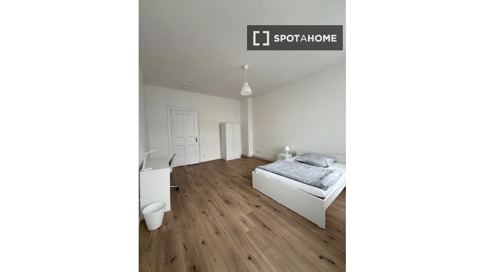 Room, Schnellerstraße, Berlin
