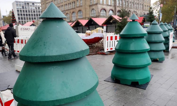 [Video] Essen protects its Christmas market with concrete Christmas trees