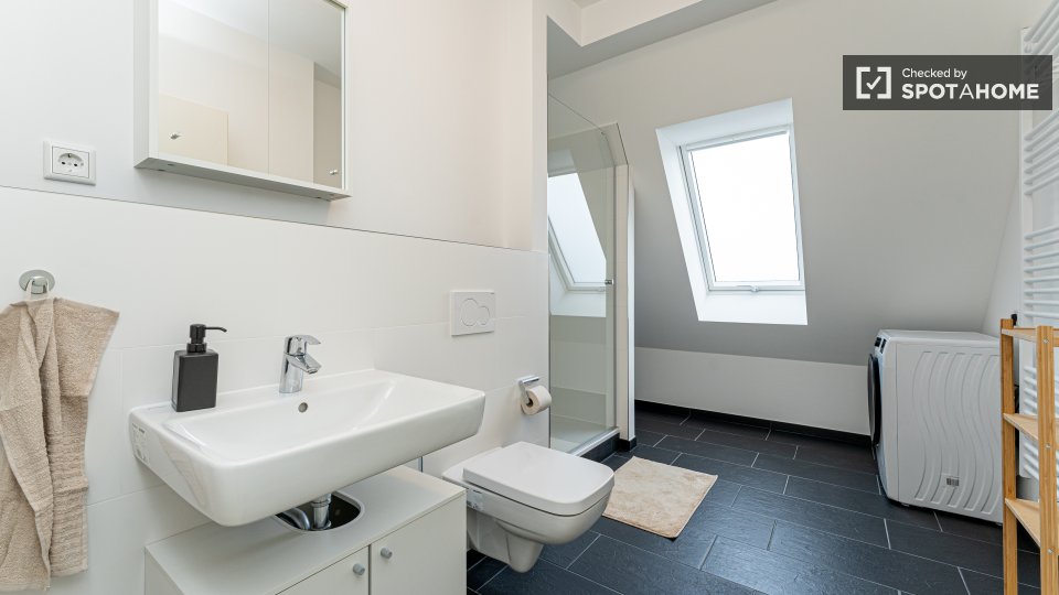 Room, Herthastraße, Berlin