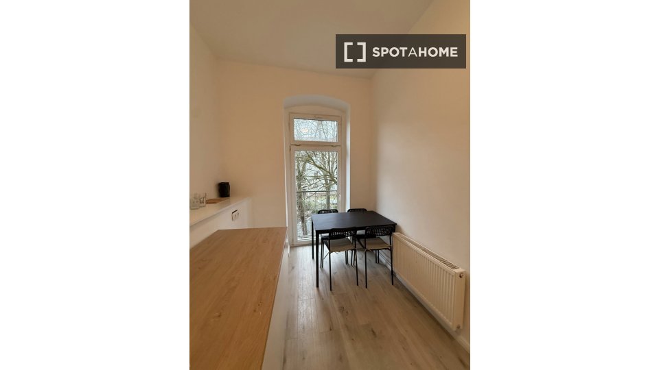Room, Schnellerstraße, Berlin
