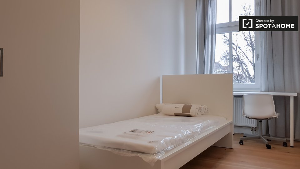 Room, Schulstraße, Berlin