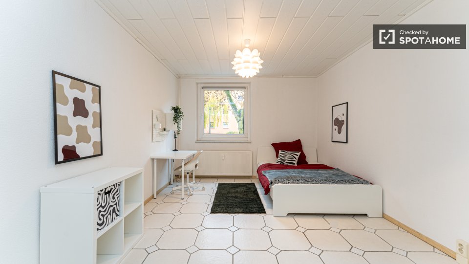 Room, Am Schlangenfenn, Berlin