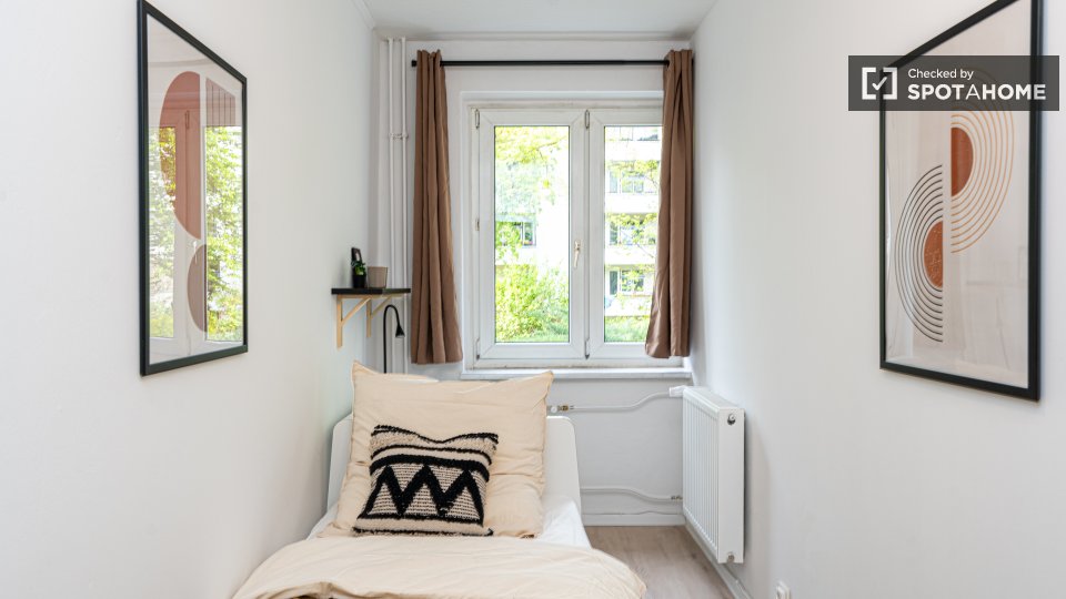 Room, Platanenweg, Berlin