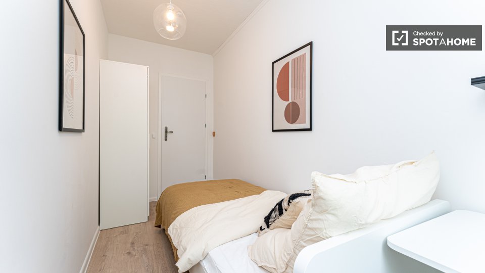 Room, Platanenweg, Berlin