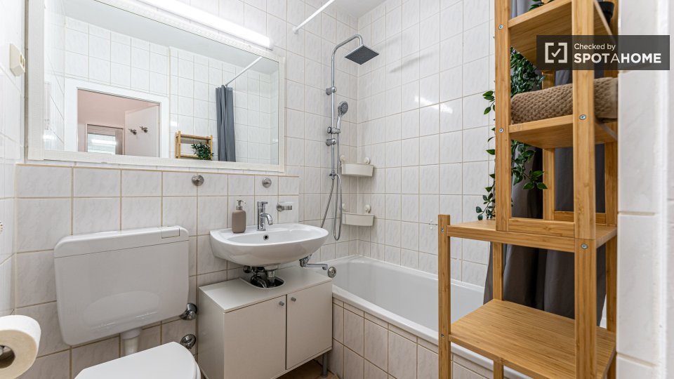 Room, Platanenweg, Berlin