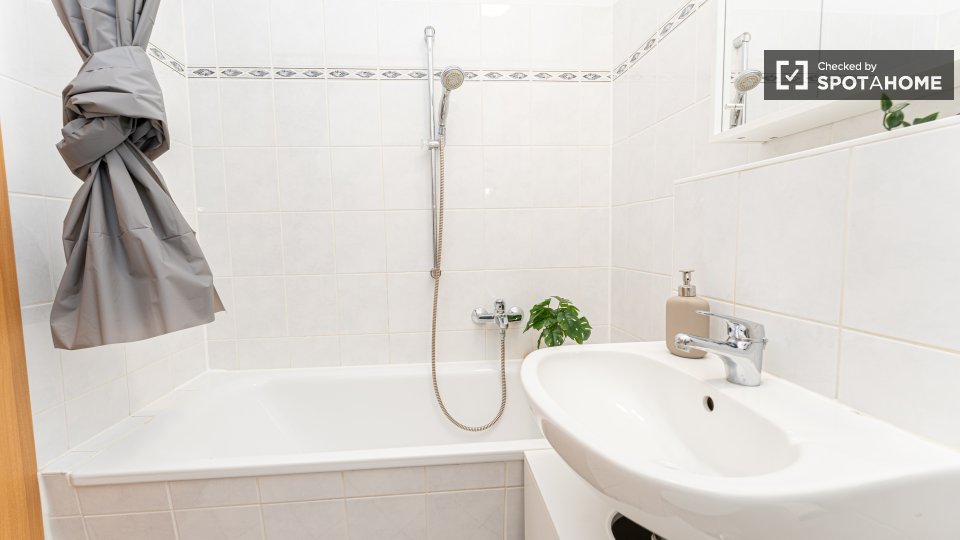 Room, Hubertusdamm, Berlin