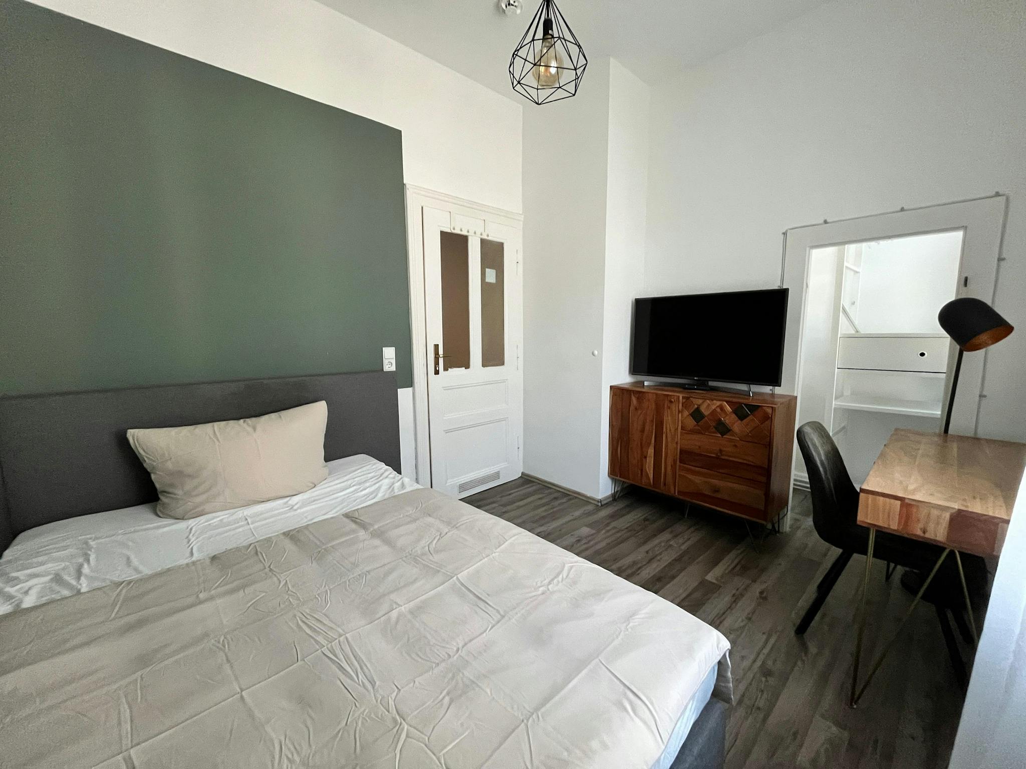 Apartment, Saalburgallee, Frankfurt