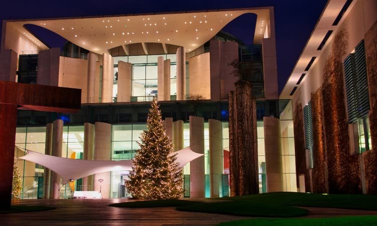 Scholz dims lights on Germany’s official Christmas tree