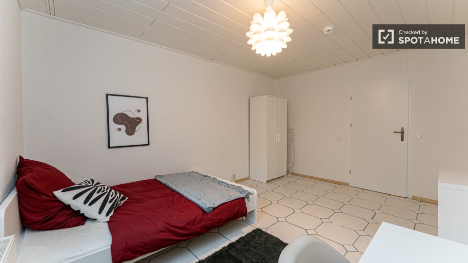 Room, Am Schlangenfenn, Berlin