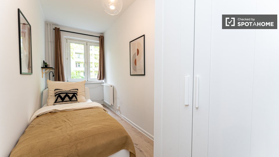 Room, Platanenweg, Berlin