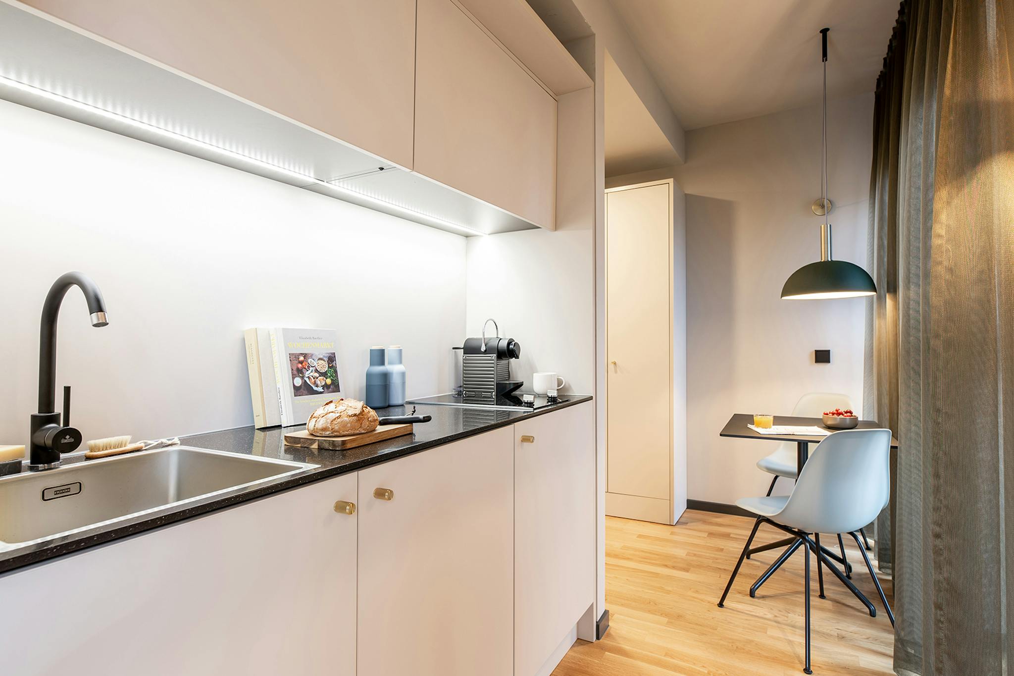 Apartment, Amelia-Mary-Earhart-Straße, Frankfurt