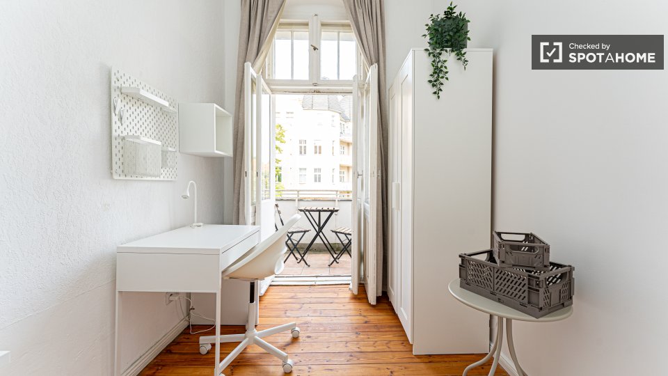 Room, HindenburgdammD, Berlin