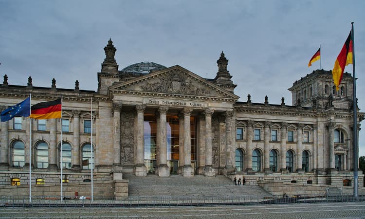 Bundestag debates compulsory COVID vaccinations in Germany