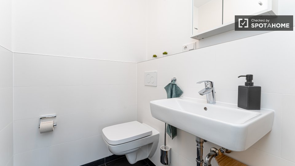Room, Herthastraße, Berlin