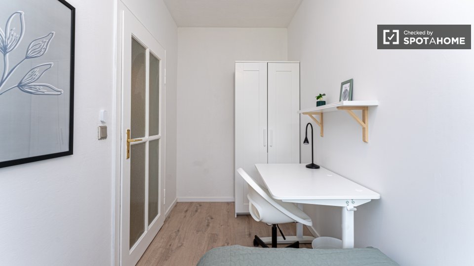 Room, Platanenweg, Berlin