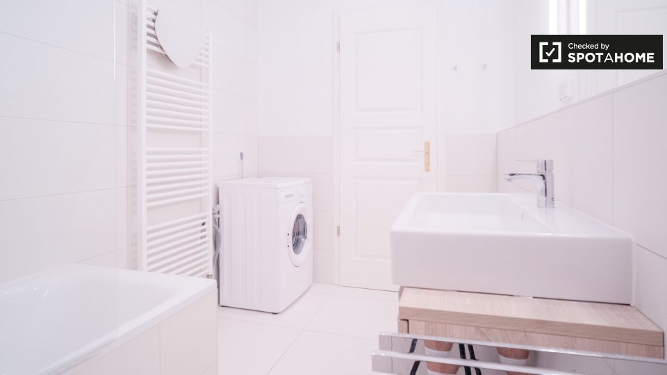 Room, Schulstraße, Berlin