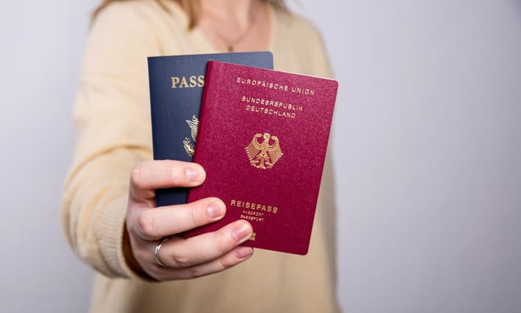 Survey reveals nearly half of US expats are reconsidering their citizenship