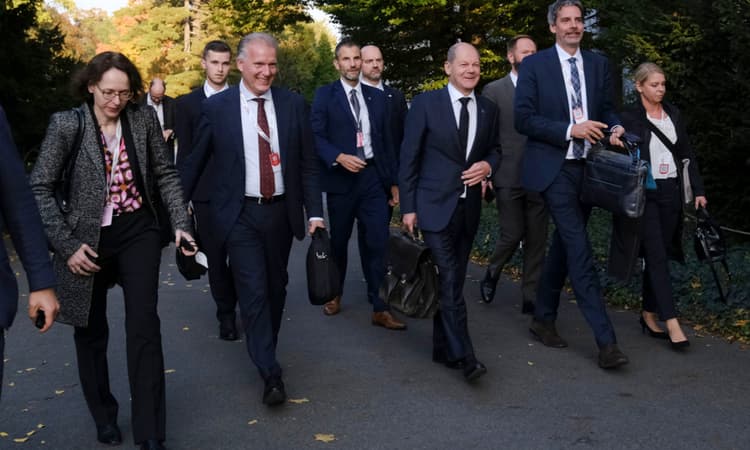 It’s in the bag: German museums fight over Olaf Scholz’s briefcase