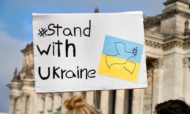 Solidarity with Ukraine: 200 German radio stations play "Give Peace a Chance"