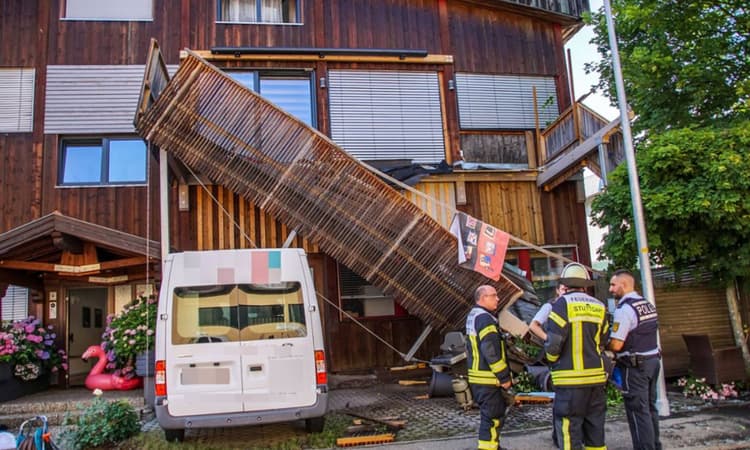 Stuttgart: 6 injured after paddling pool causes balcony to collapse