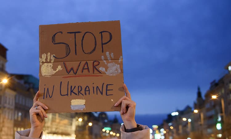 100.000 march for peace as Germany approves weapons deliveries to Ukraine