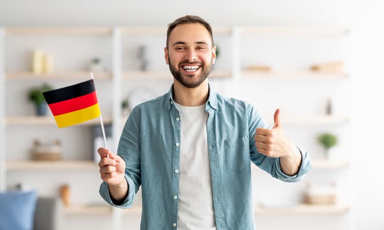 Quick and digital: Berlin wants to triple number of naturalisations per year
