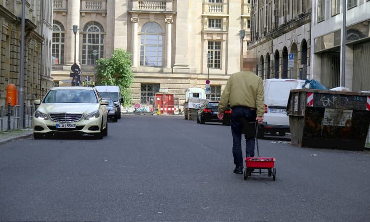Berlin artist with 99 phones tricks Google Maps into traffic jam alert