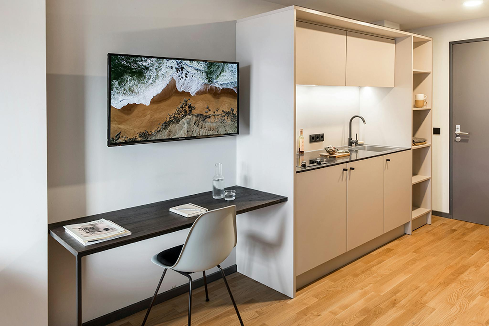Apartment, Amelia-Mary-Earhart-Straße, Frankfurt