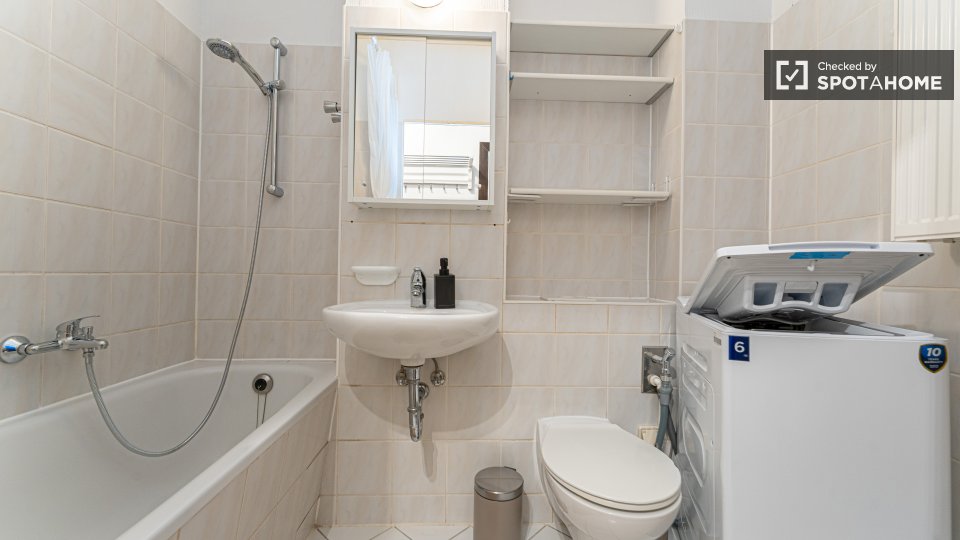 Room, Am Schlangenfenn, Berlin