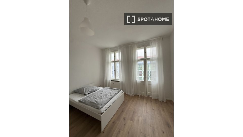 Room, Schnellerstraße, Berlin