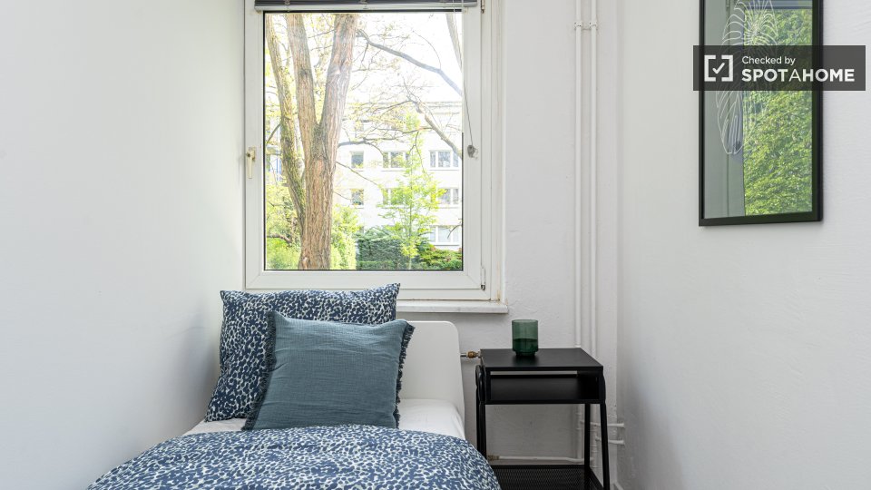 Room, Platanenweg, Berlin
