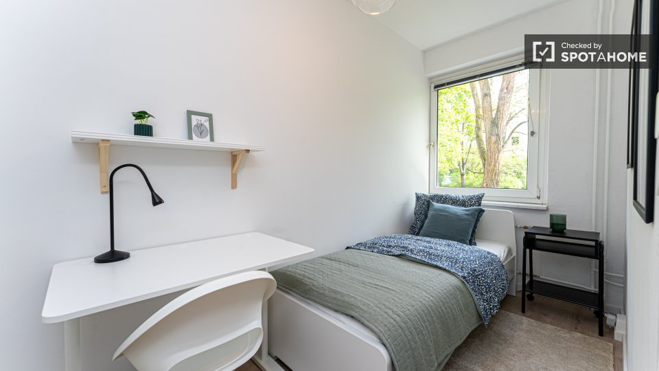 Room, Platanenweg, Berlin