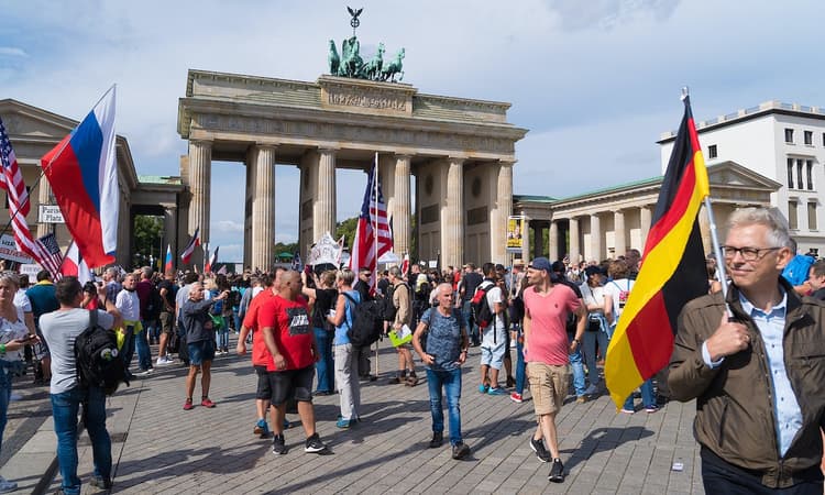Crowd gathers at Brandenburg Gate to protest coronavirus measures
