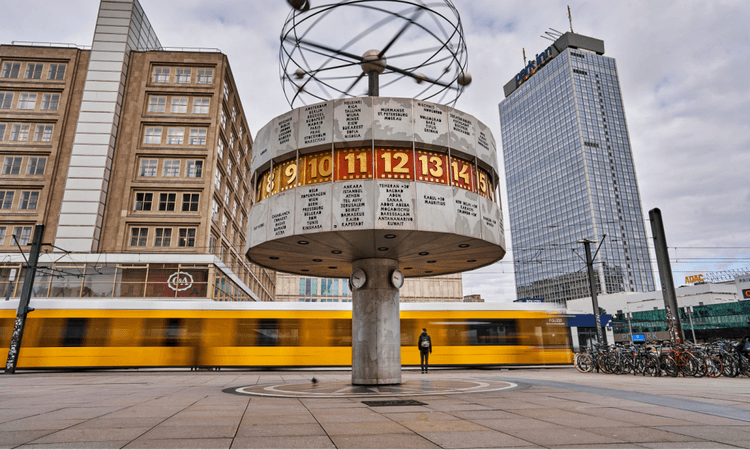 Transport app shows Berliners 994-minute wait time