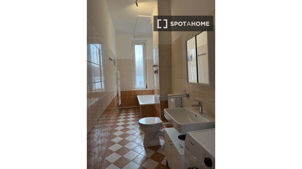 Room, Schnellerstraße, Berlin