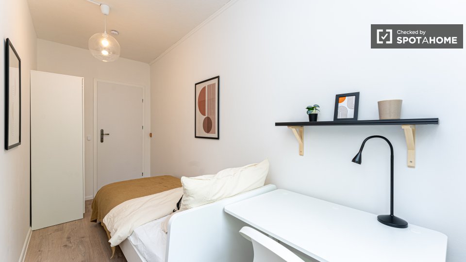 Room, Platanenweg, Berlin