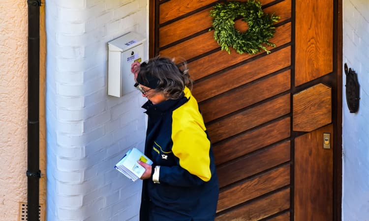 Berlin postal worker kept 10.000 undelivered letters in her flat