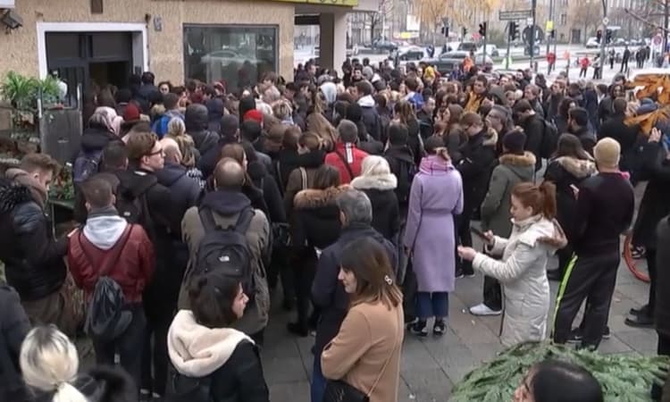 1.800 people show up to view one apartment in Berlin