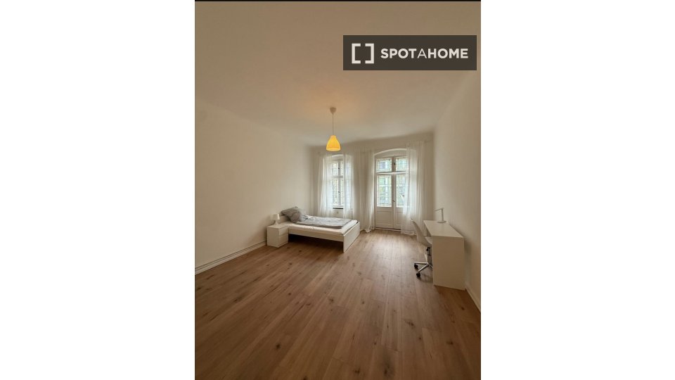 Room, Schnellerstraße, Berlin