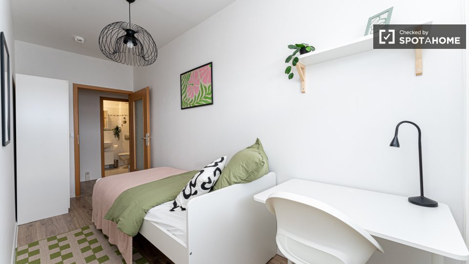 Room, Hubertusdamm, Berlin
