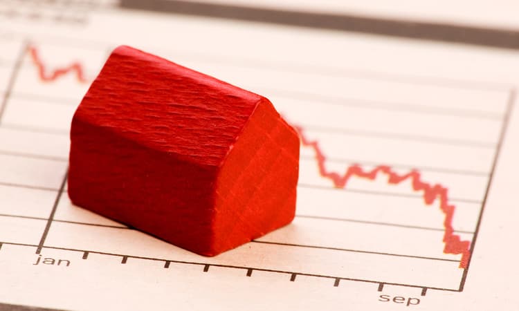Is it worth securing low mortgage interest rates for as long as possible?