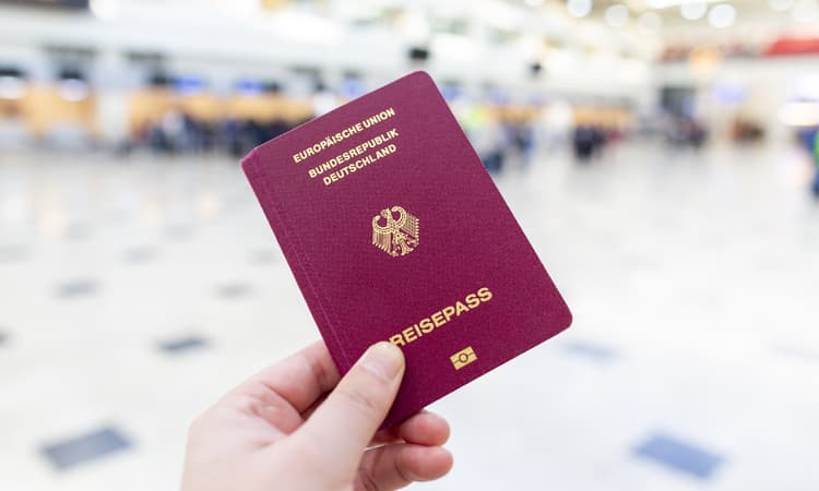 Germany plans tighter citizenship rules