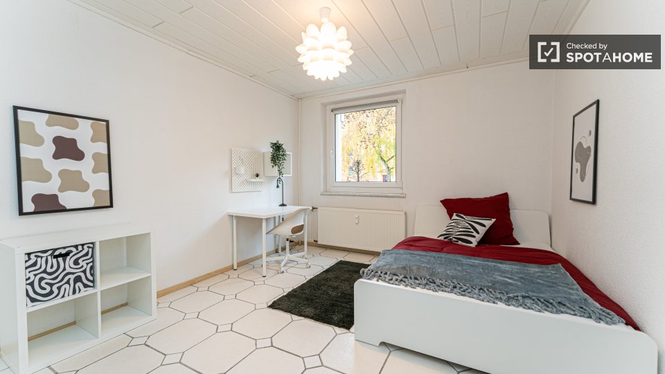 Room, Am Schlangenfenn, Berlin