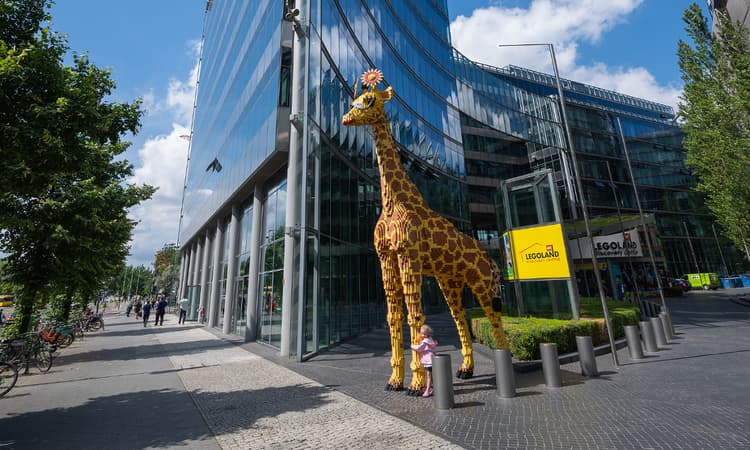 6 metres tall and multicoloured: Potsdamer Platz has a new Lego giraffe
