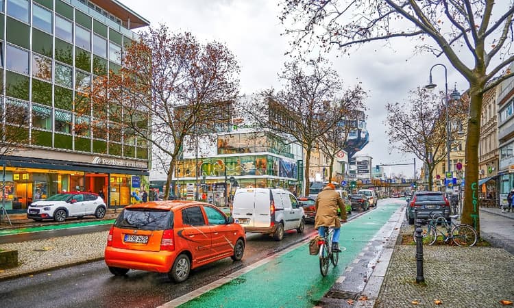 Clumsy Berlin car thieves caught after asking police for directions