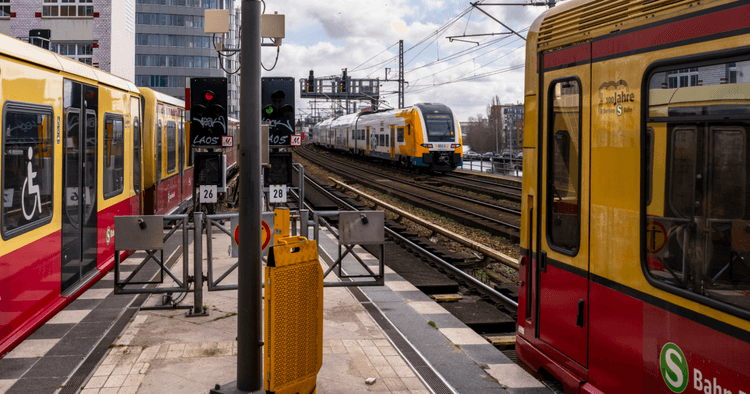 Delays continue on central Berlin S-Bahn route after signal box fails