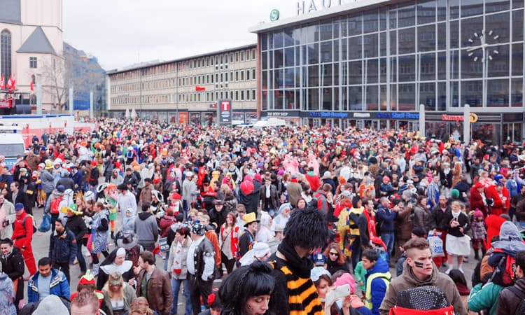 Violent attacks at carnival kick-off in Cologne