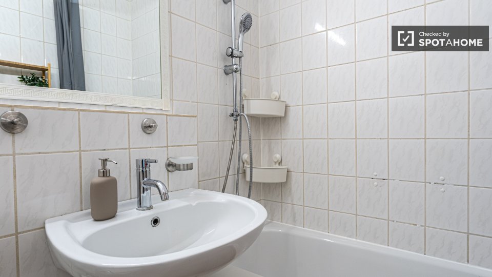 Room, Platanenweg, Berlin