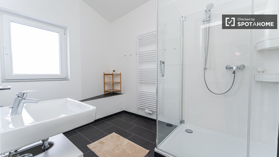 Room, Herthastraße, Berlin